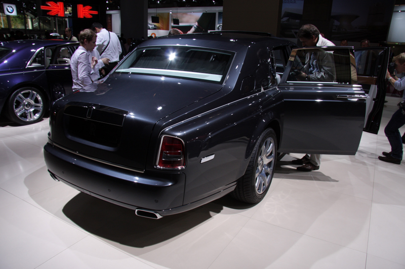 Illustration for article titled This $600K Rolls-Royce Has A City Carved Into Its Interior